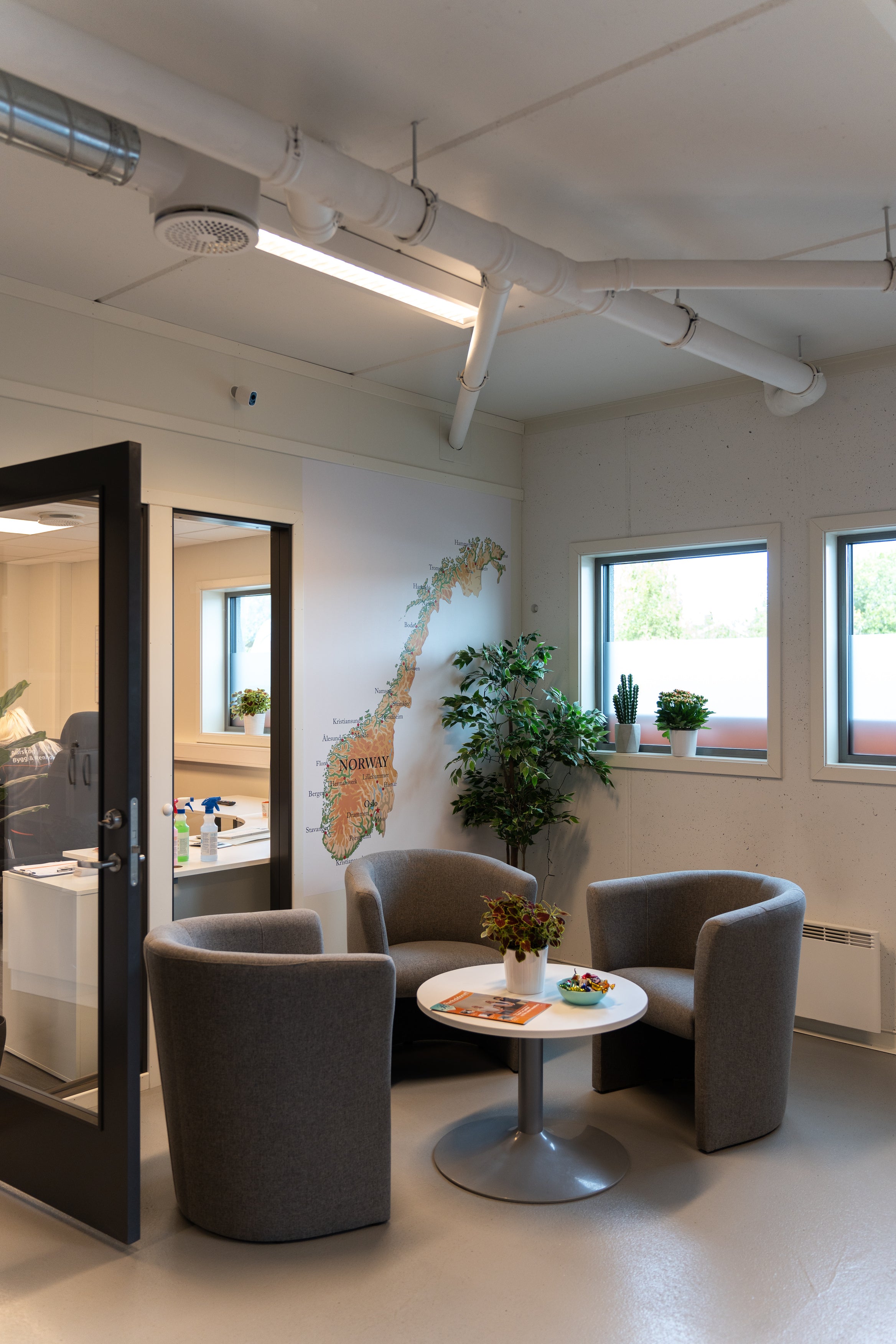 Et rom med stoler og bord i leie Aurskog Bygg & Renhold Hovedrengjøring for bedrift arbeidsmiljø.